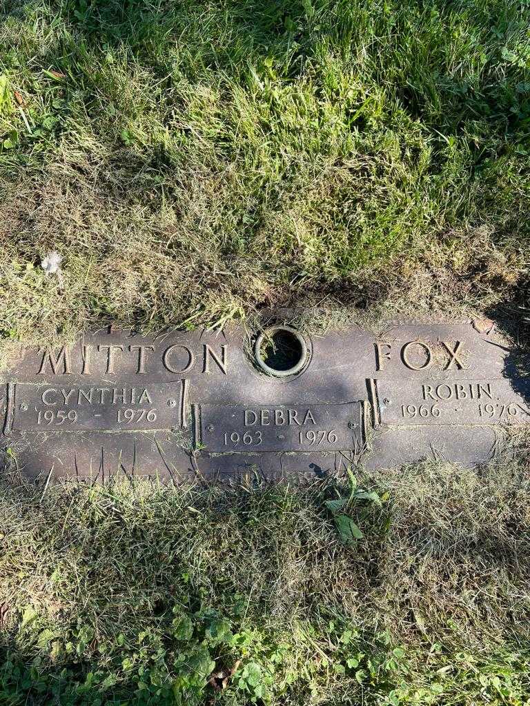 Debra Mitton's grave. Photo 1