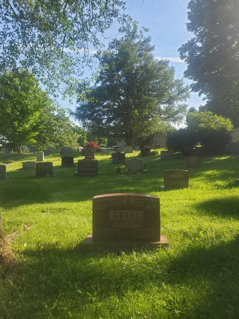 Marion E. Gross's grave. Photo 1