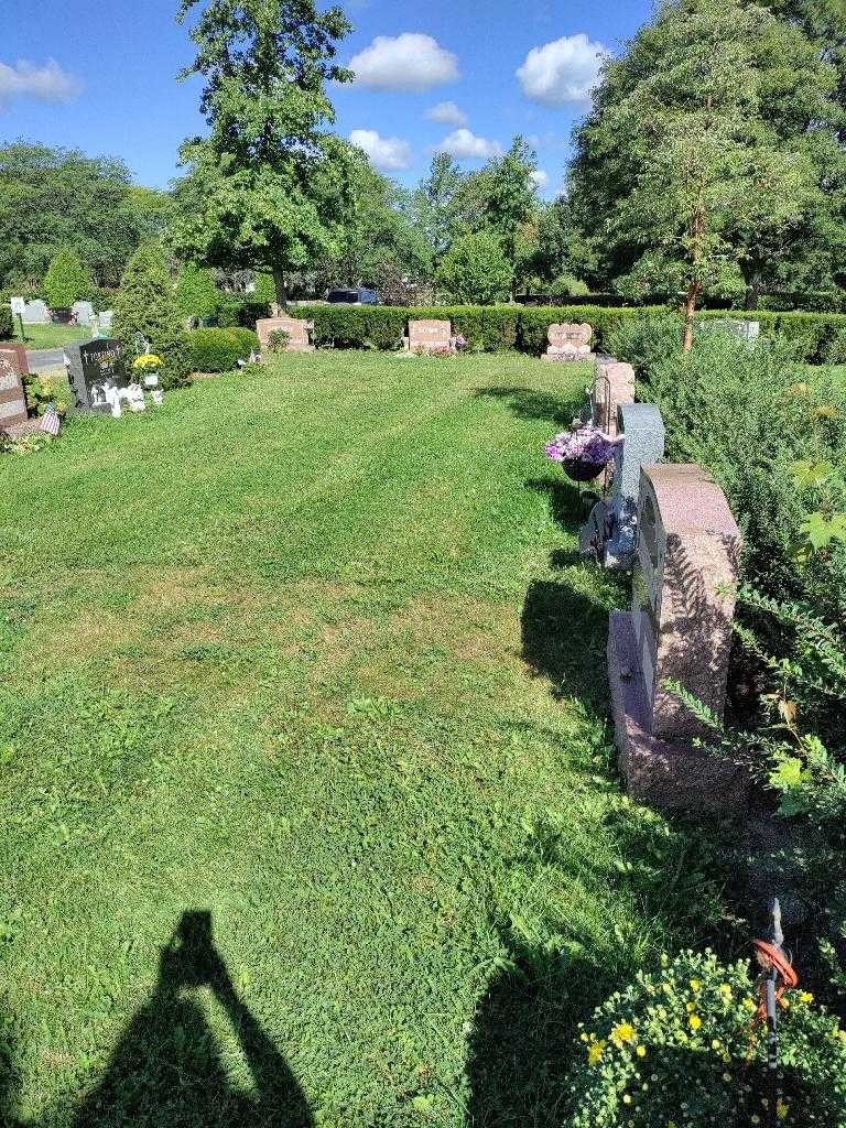 Jacqueline L. Aregano's grave. Photo 3