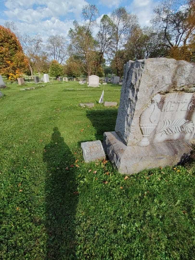 Helen "Baby" Metzger's grave. Photo 1