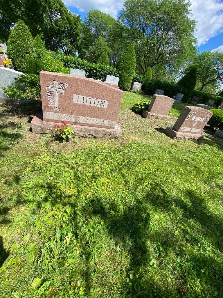 Josephine Luton's grave. Photo 1