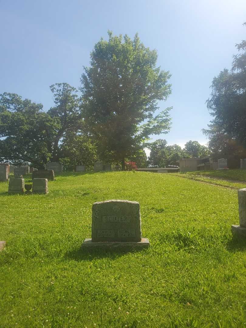 Florence J. Reuter's grave. Photo 1