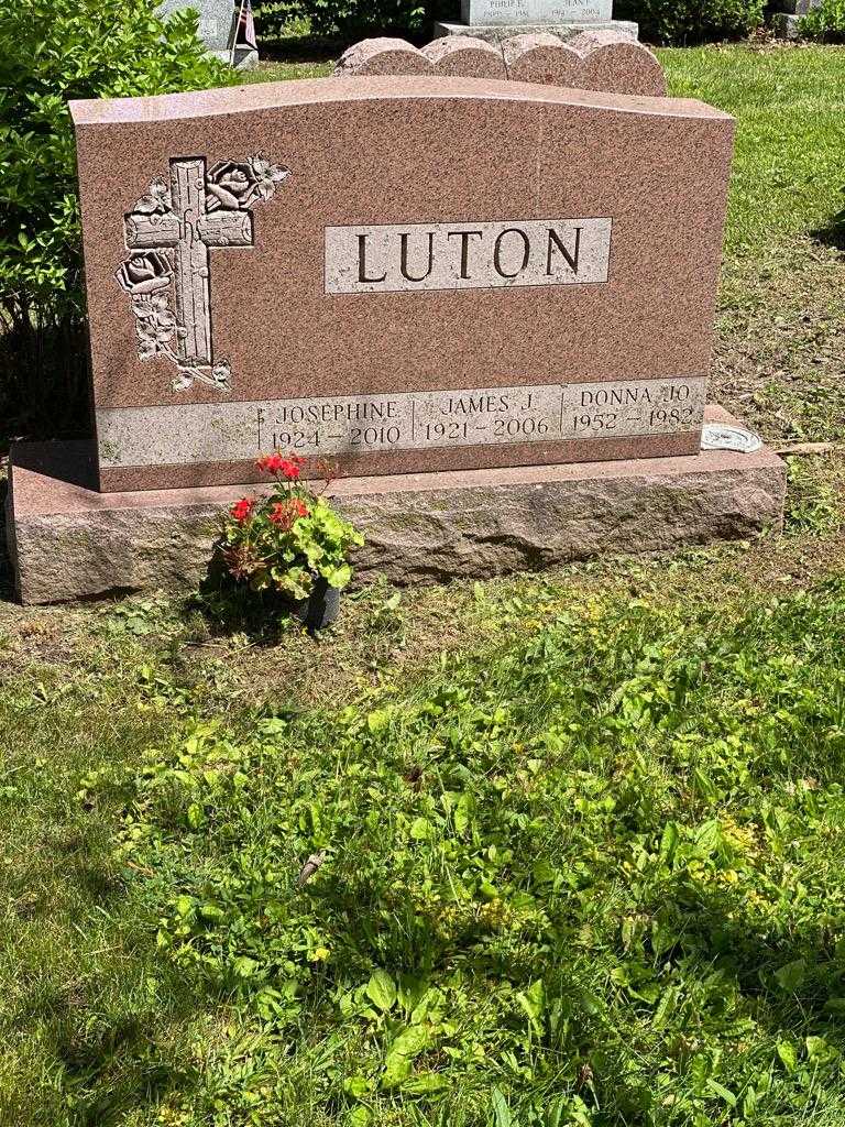 Josephine Luton's grave. Photo 3