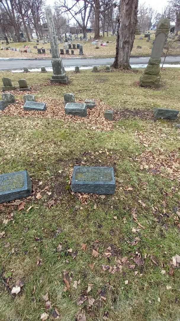 Adell Mason Hawley's grave. Photo 1