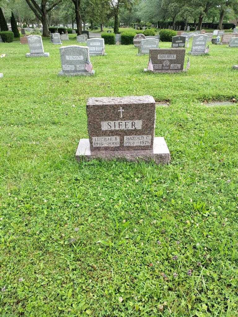Harold C. Sifer's grave. Photo 1
