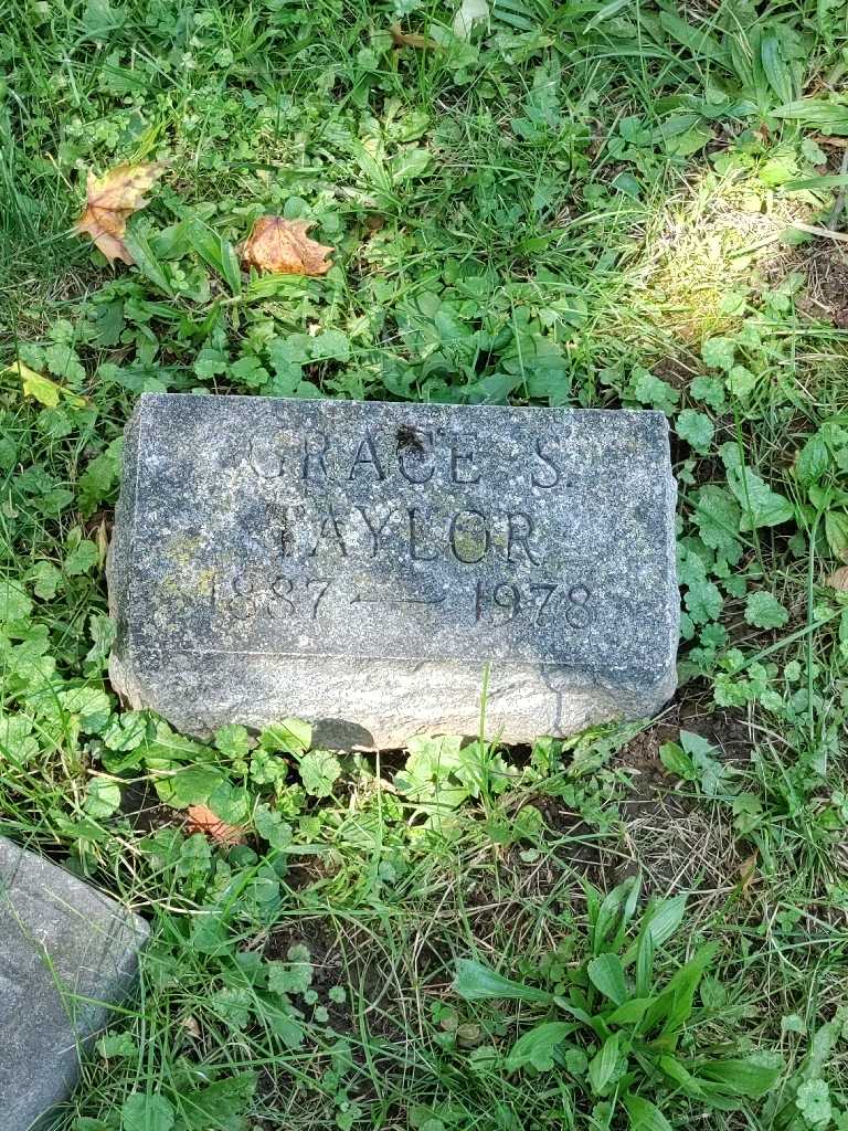 Grace S. Taylor's grave. Photo 2