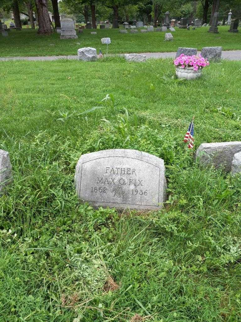 Max G. Fix's grave. Photo 1