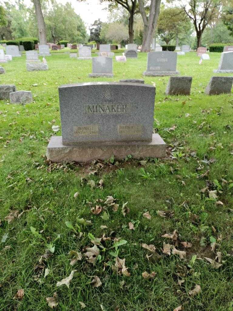 Jessie L. Minaker's grave. Photo 1