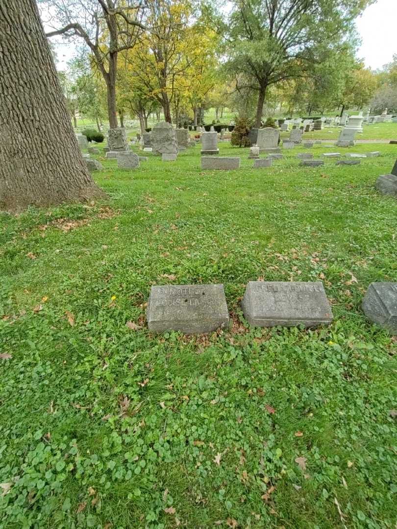 Louise Lamont's grave. Photo 1