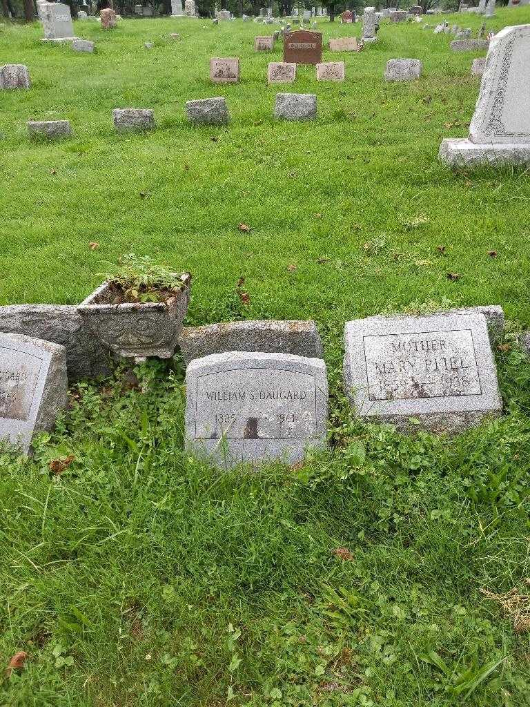 William S. Daugard's grave. Photo 1