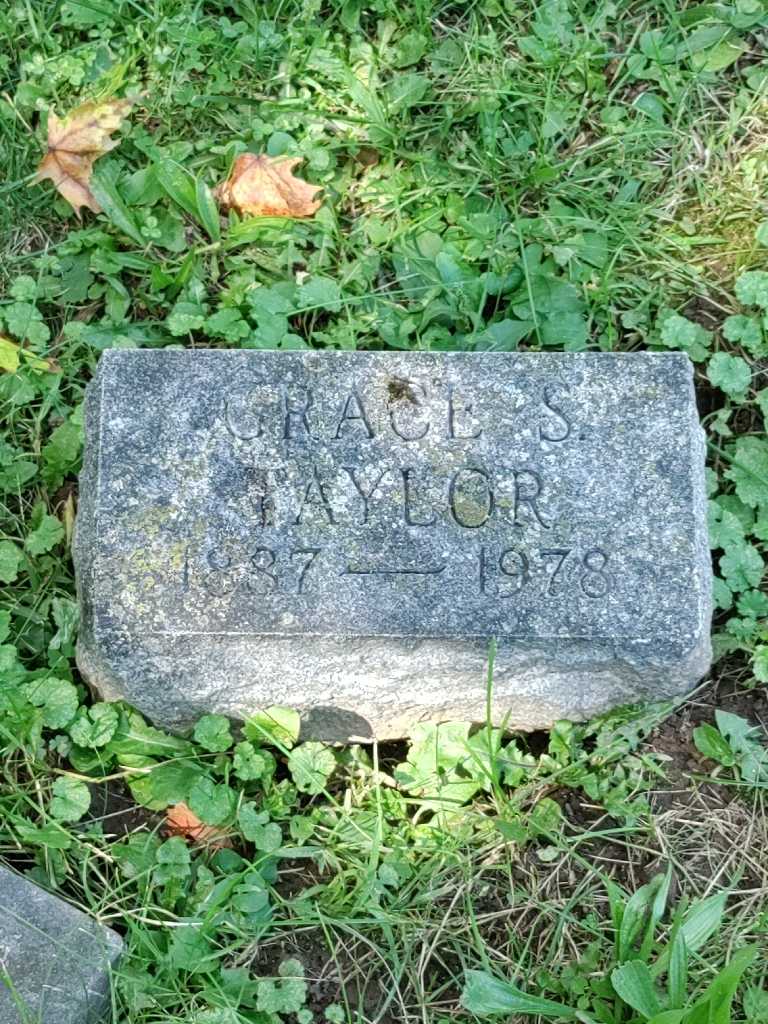 Grace S. Taylor's grave. Photo 3