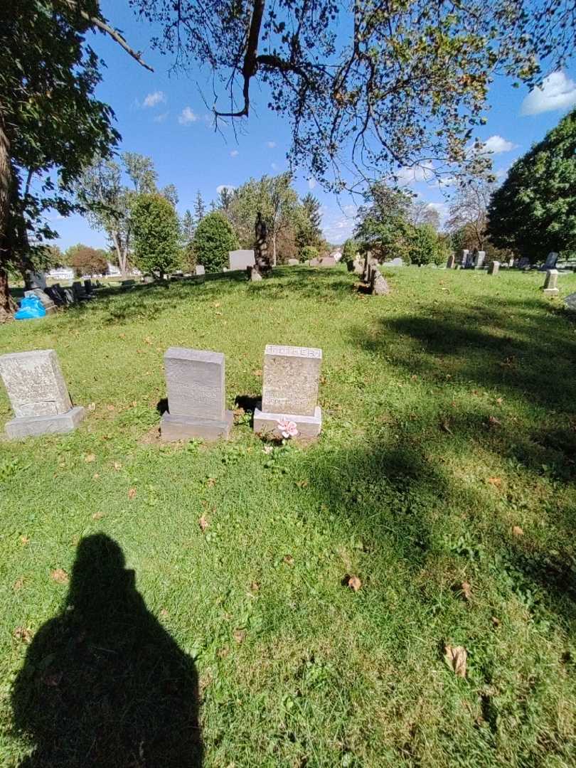 Sarah A. Beuscher Darrow's grave. Photo 1
