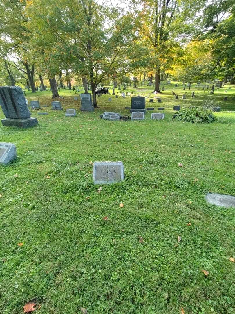 Helen H. Scott's grave. Photo 1