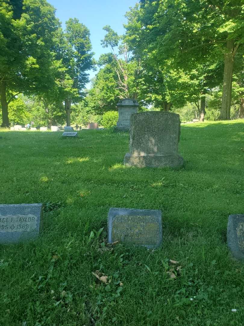 Florence "Lora" Dietz Schneider's grave. Photo 1