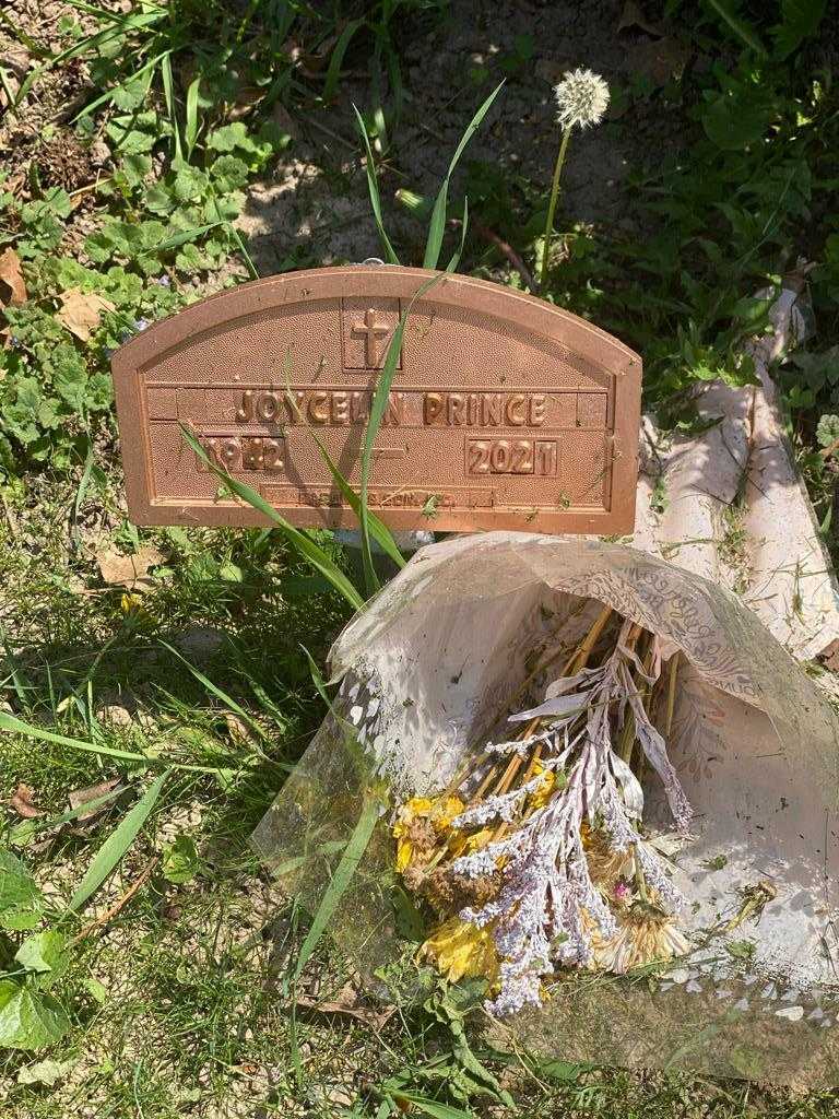 Joycelin Prince's grave. Photo 1