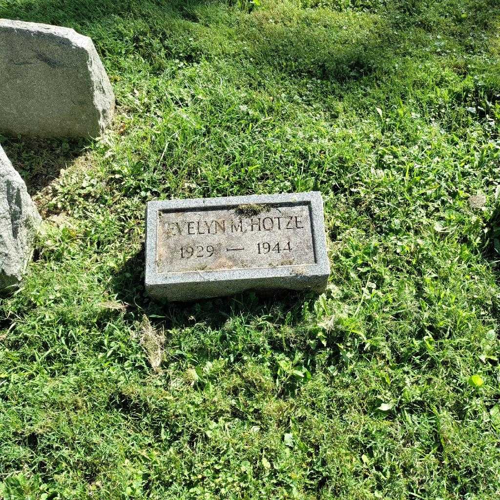 Evelyn M. Hotze's grave. Photo 2