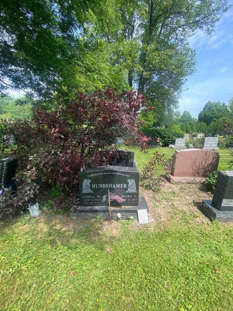 Alois L. Hundshamer Junior's grave. Photo 1