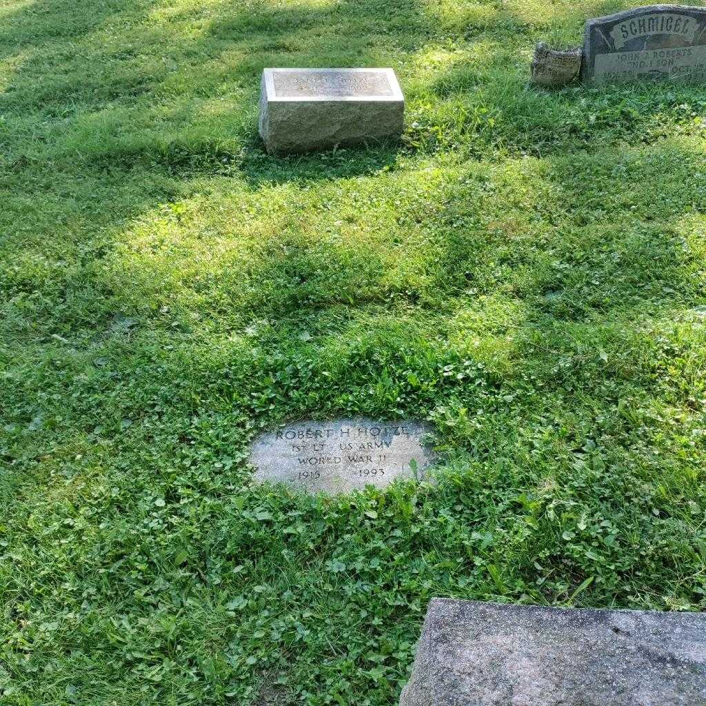 Robert H. Hotze's grave. Photo 4