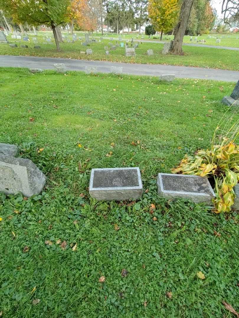 Elsie G. Miller Swift's grave. Photo 1