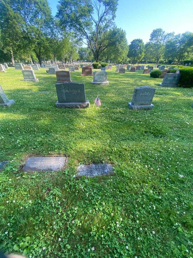 Willard Kunh's grave. Photo 3