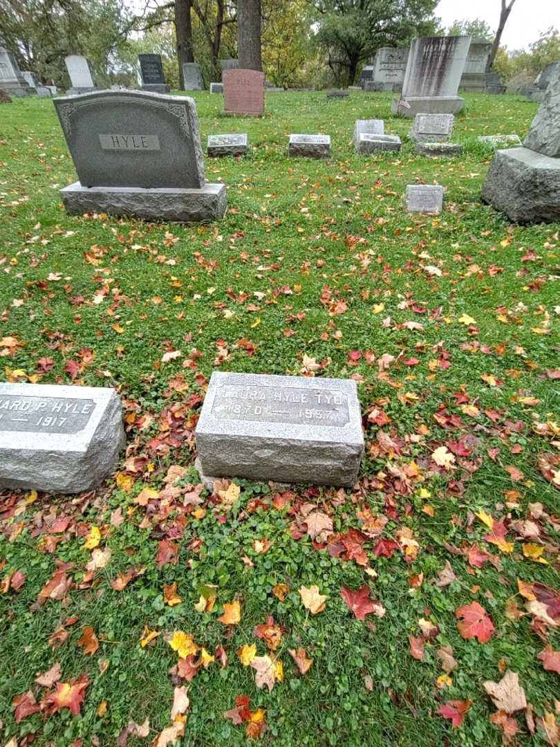 Laura Hyle Tyo's grave. Photo 1