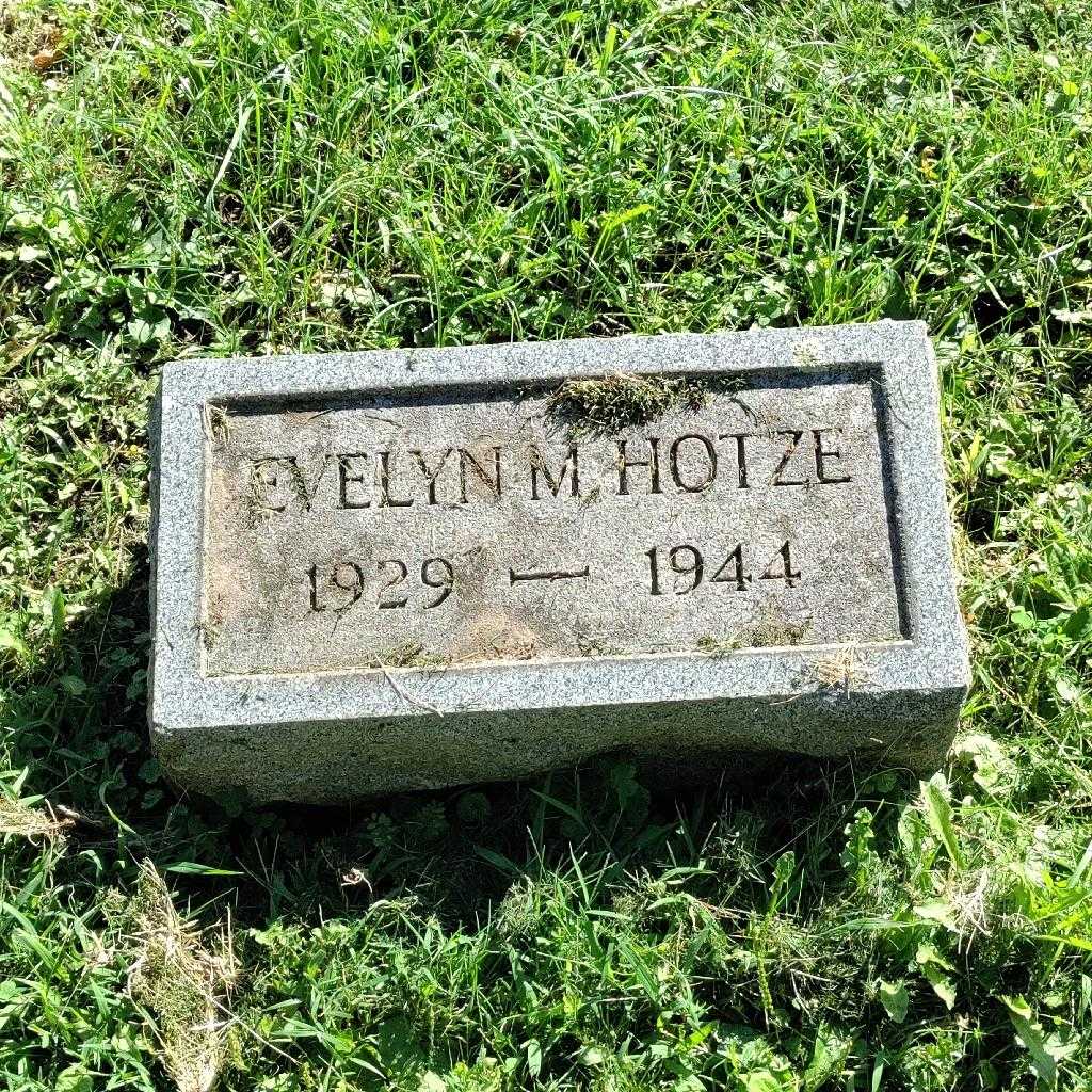 Evelyn M. Hotze's grave. Photo 4