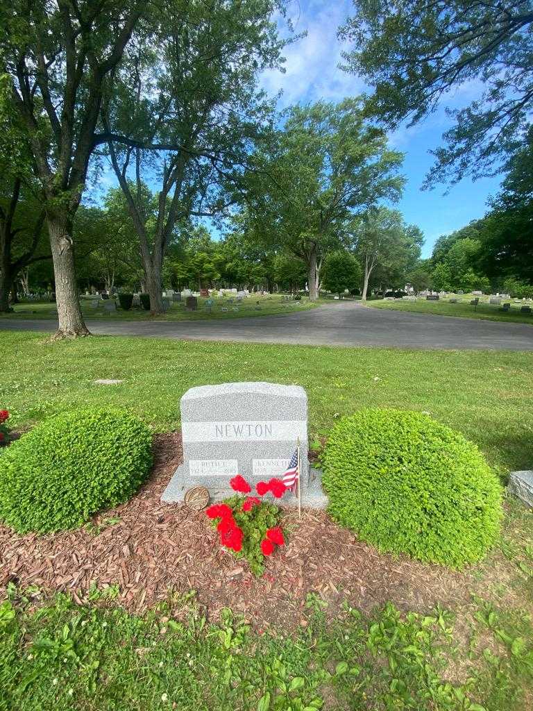 Kenneth E. Newton's grave. Photo 2