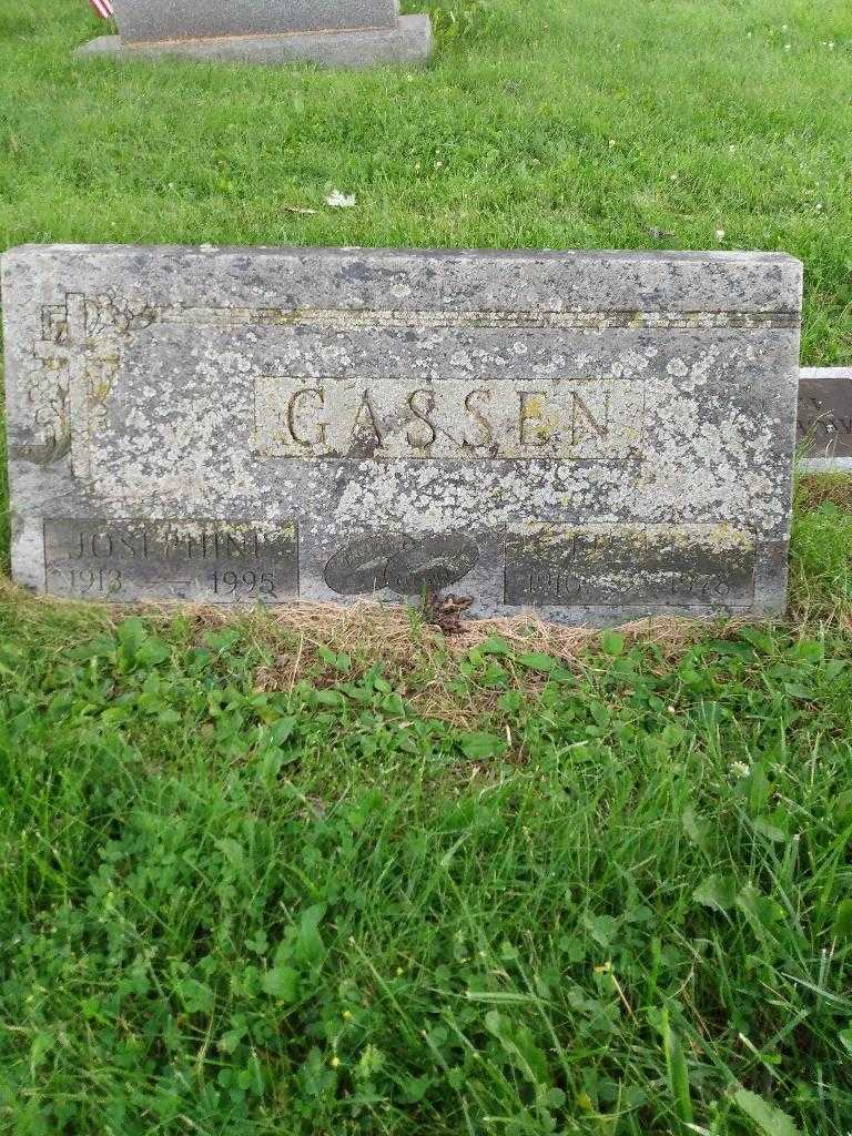 Josephine Gassen's grave. Photo 3
