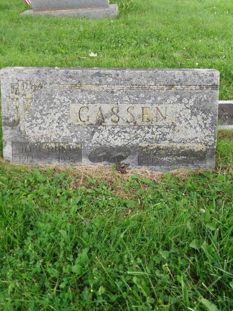 Josephine Gassen's grave. Photo 2