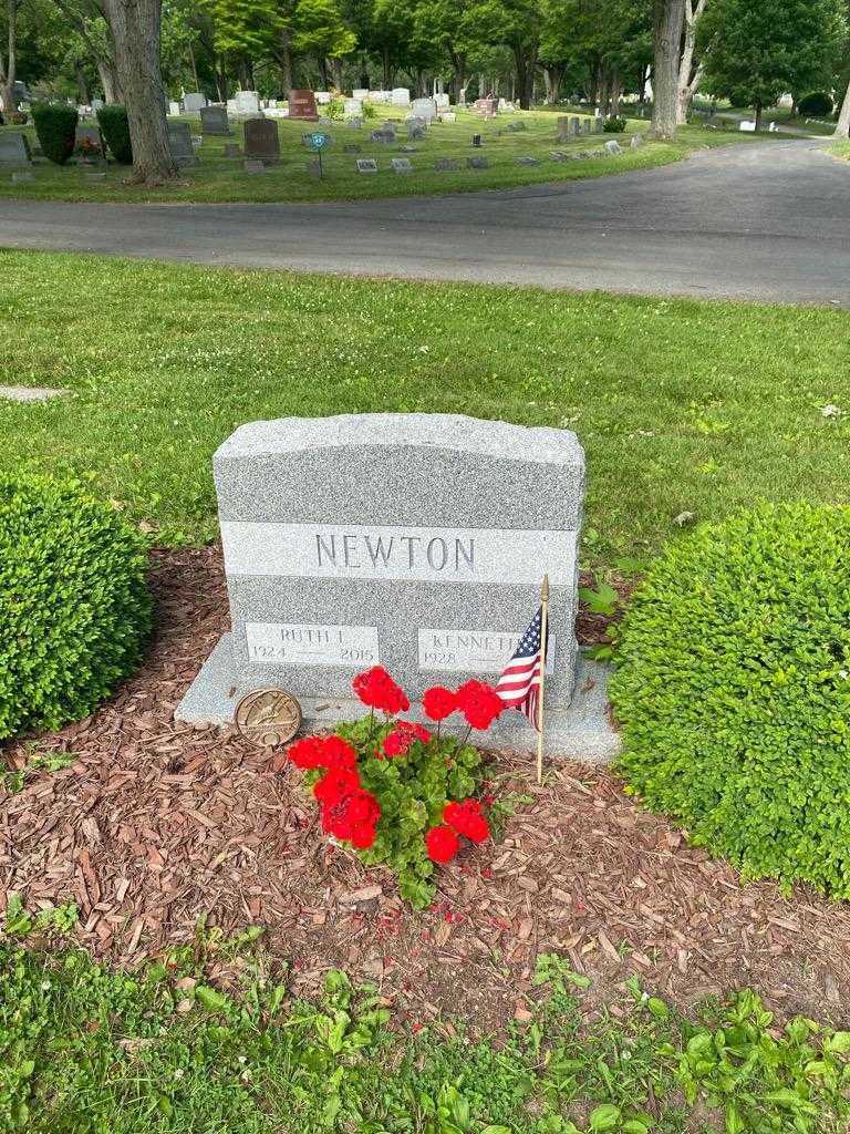 Kenneth E. Newton's grave. Photo 3