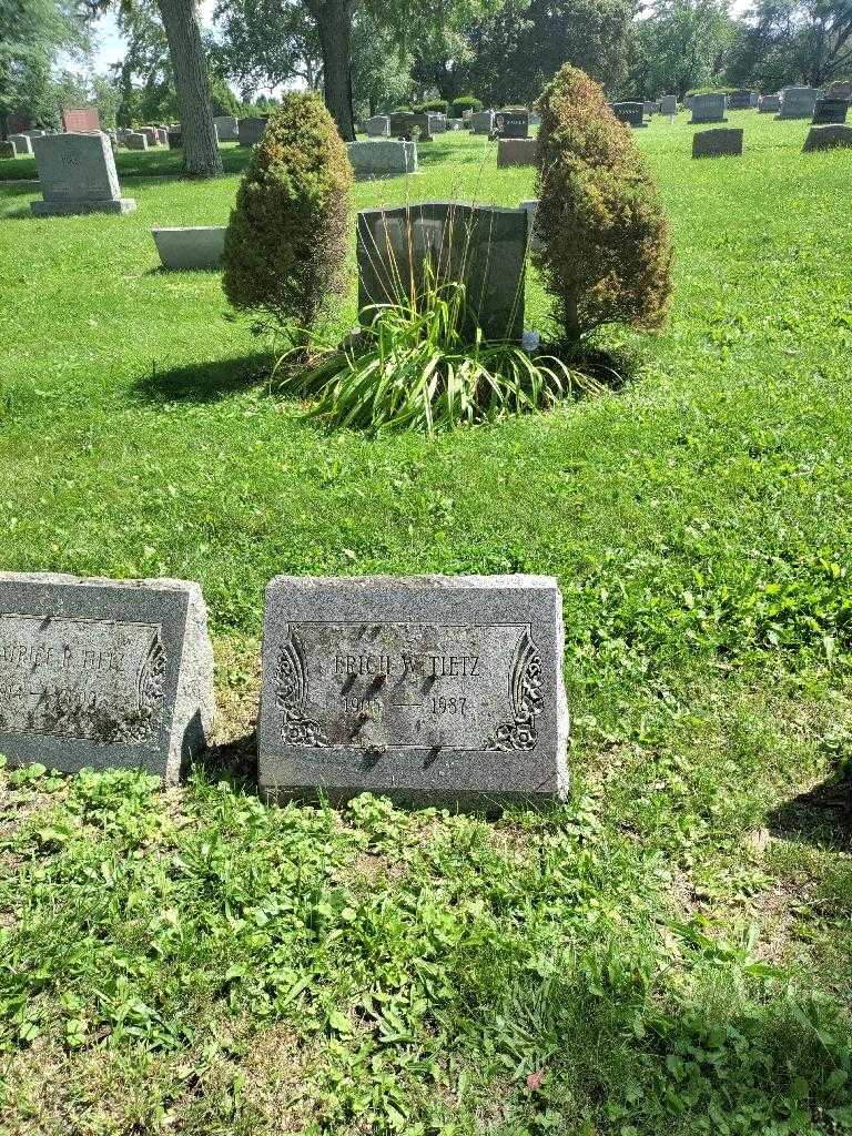 Erich W. Tietz's grave. Photo 1