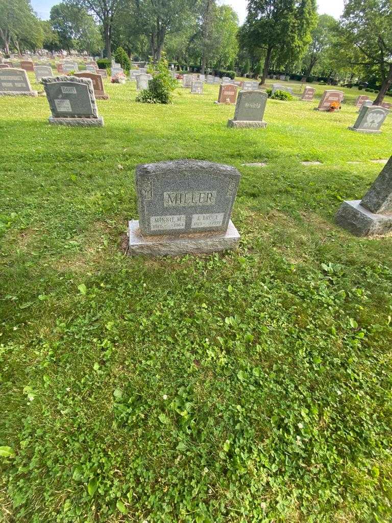 Minnie M. Miller's grave. Photo 1