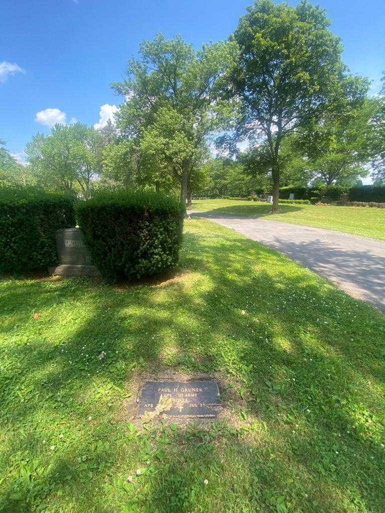 Paul H. Gruner's grave. Photo 1