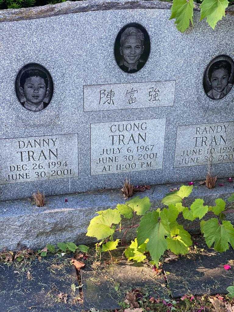 Danny Tran's grave. Photo 3