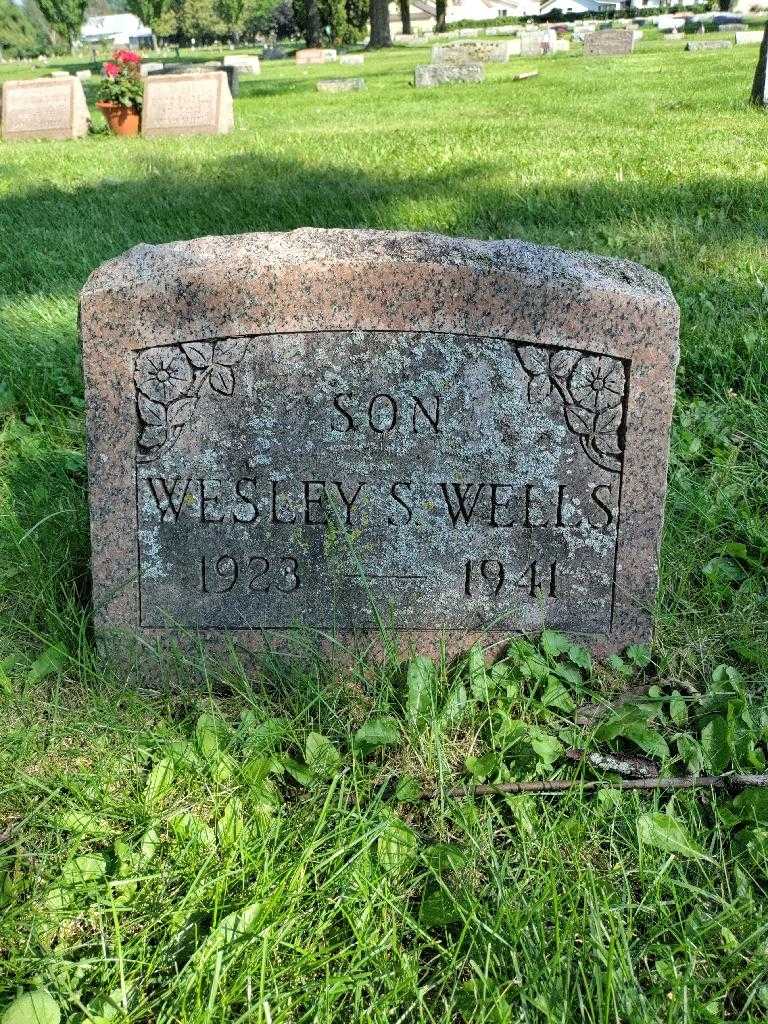 Wesley S. Wells's grave. Photo 3