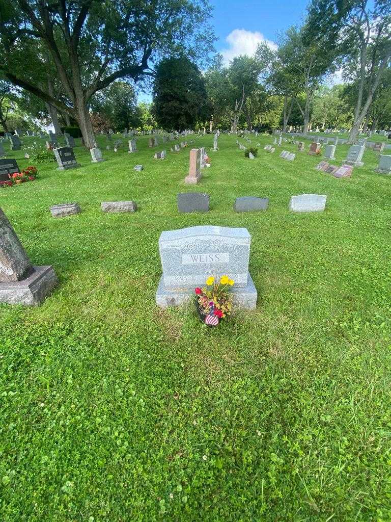 Mary E. Weiss's grave. Photo 1