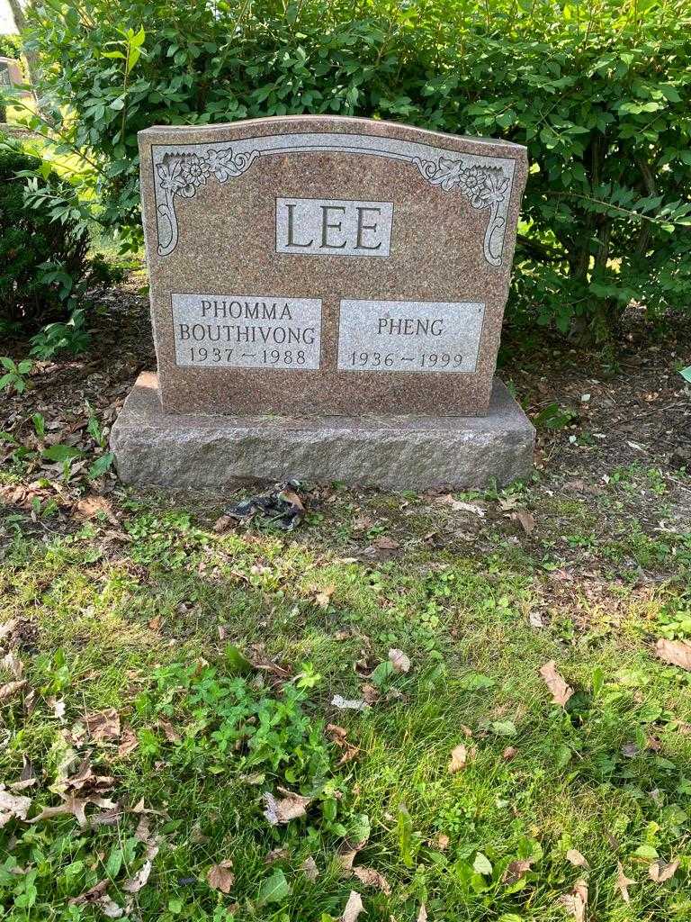 Phomma Bouthvivong Lee's grave. Photo 2