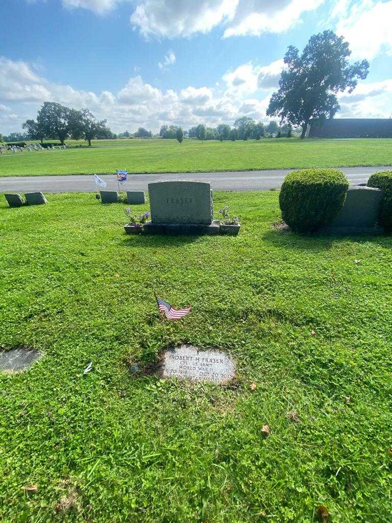 Robert H. Fraser's grave. Photo 1