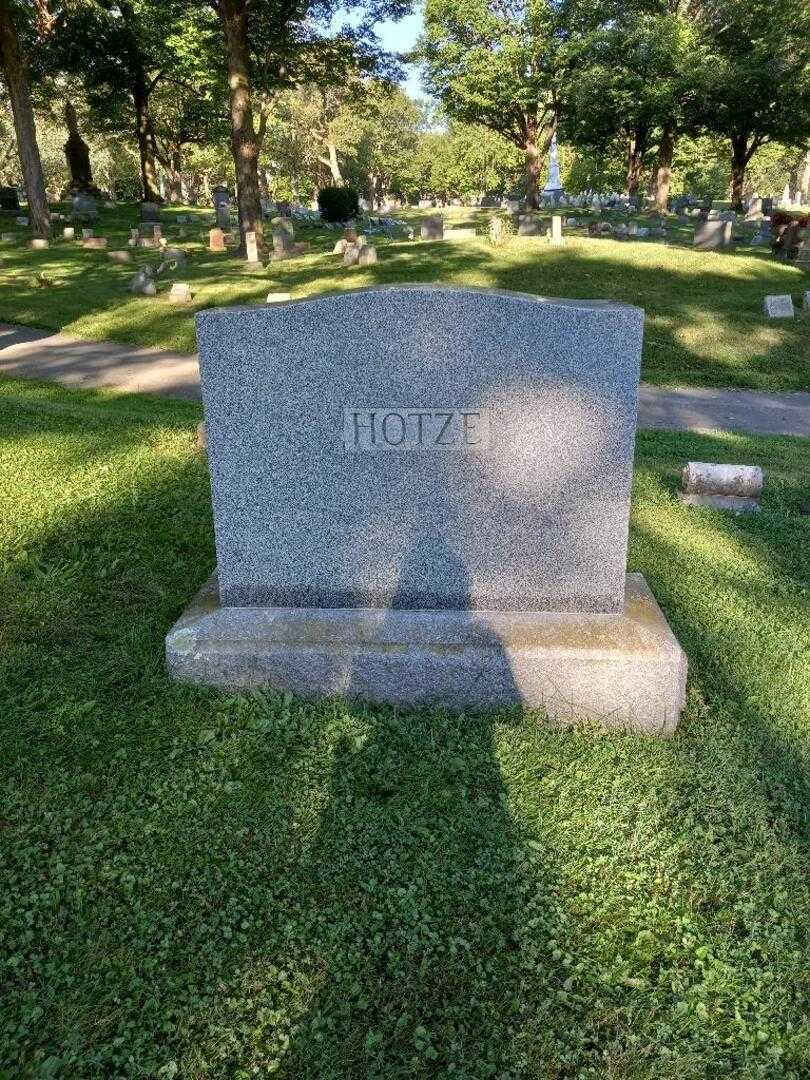 Henry J. Fuller's grave. Photo 5