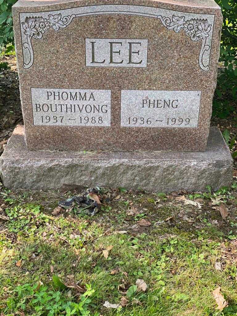 Phomma Bouthvivong Lee's grave. Photo 3