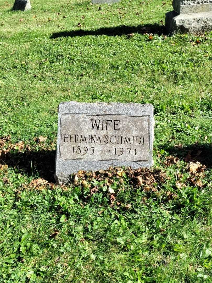Hermina A. Schmidt's grave. Photo 2