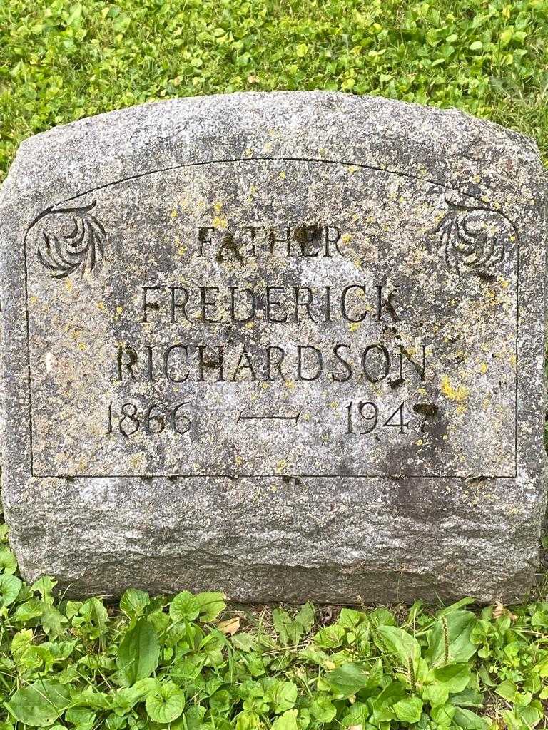 Frederick E. Richardson's grave. Photo 3