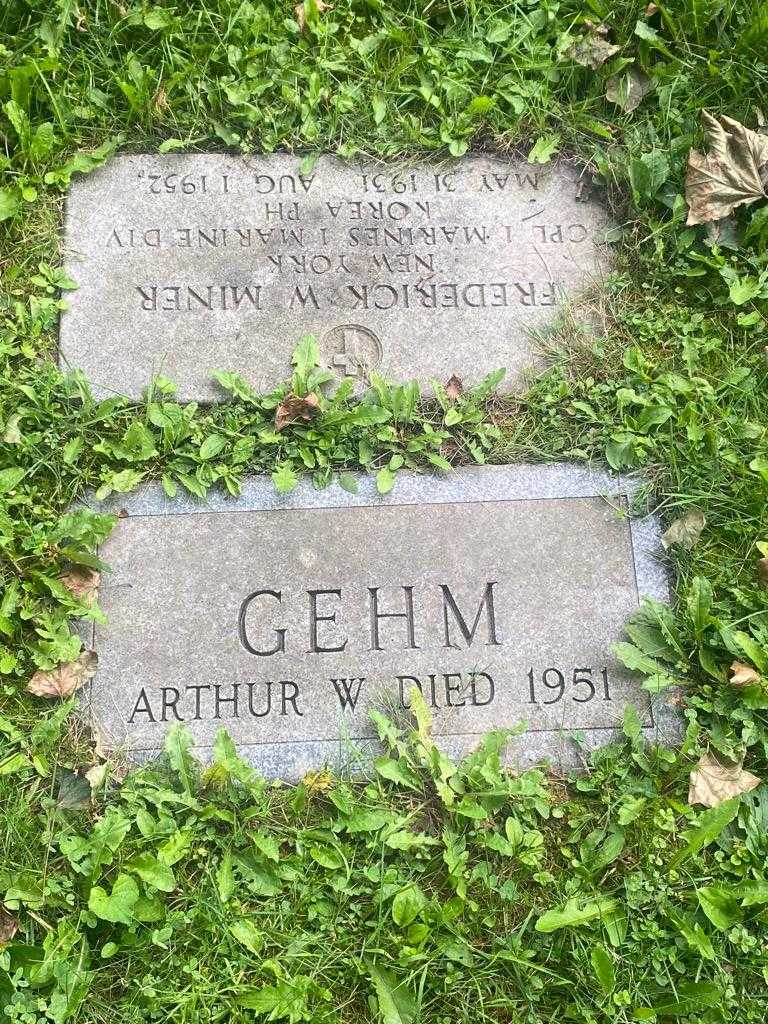 Arthur W. Gehm's grave. Photo 3