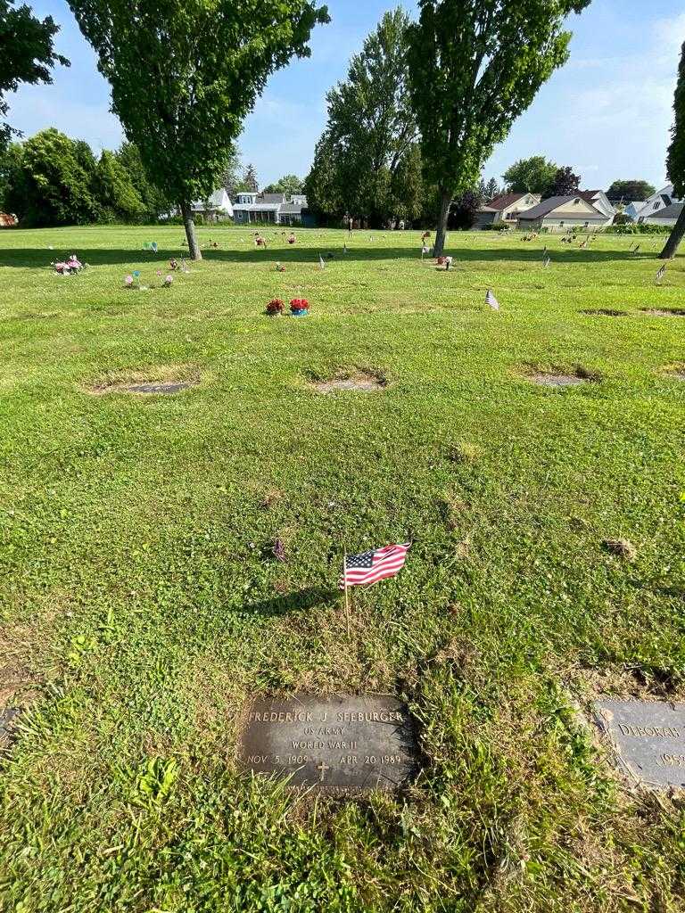 Frederick J. Seeburger's grave. Photo 1