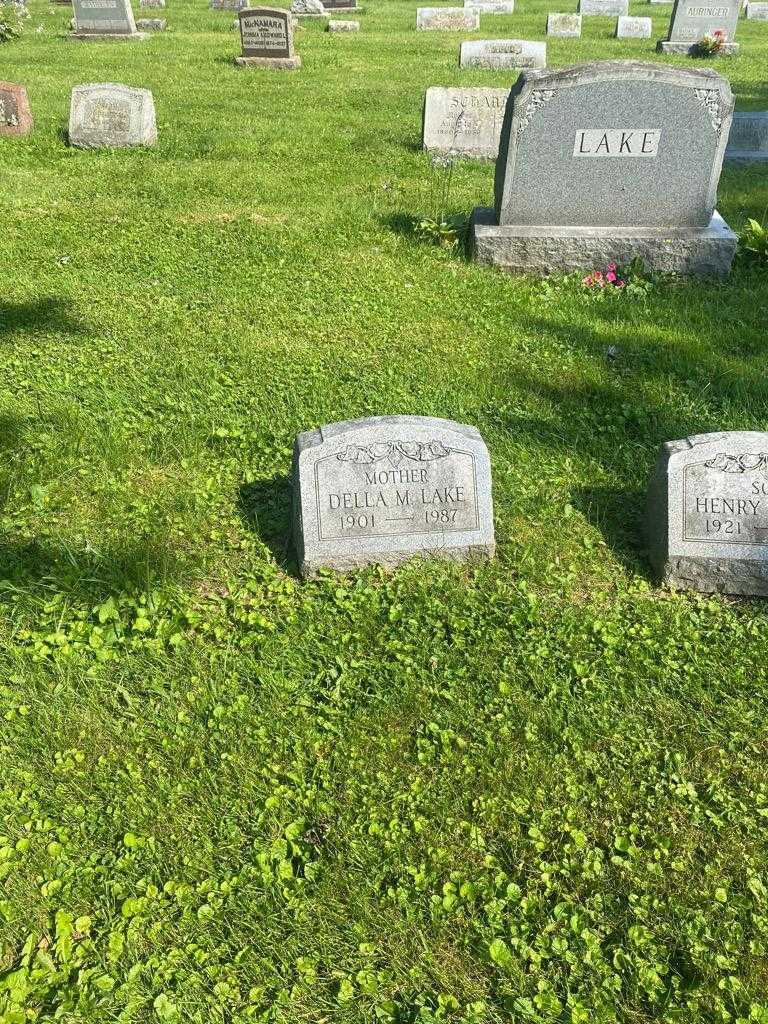 Della M. Lake's grave. Photo 2