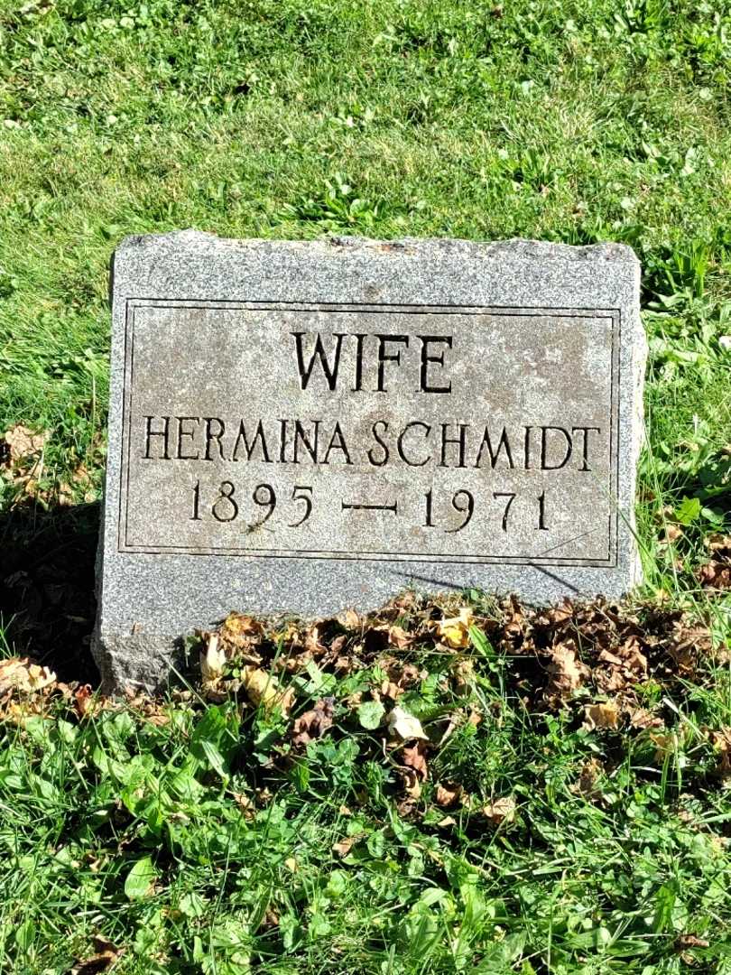 Hermina A. Schmidt's grave. Photo 3