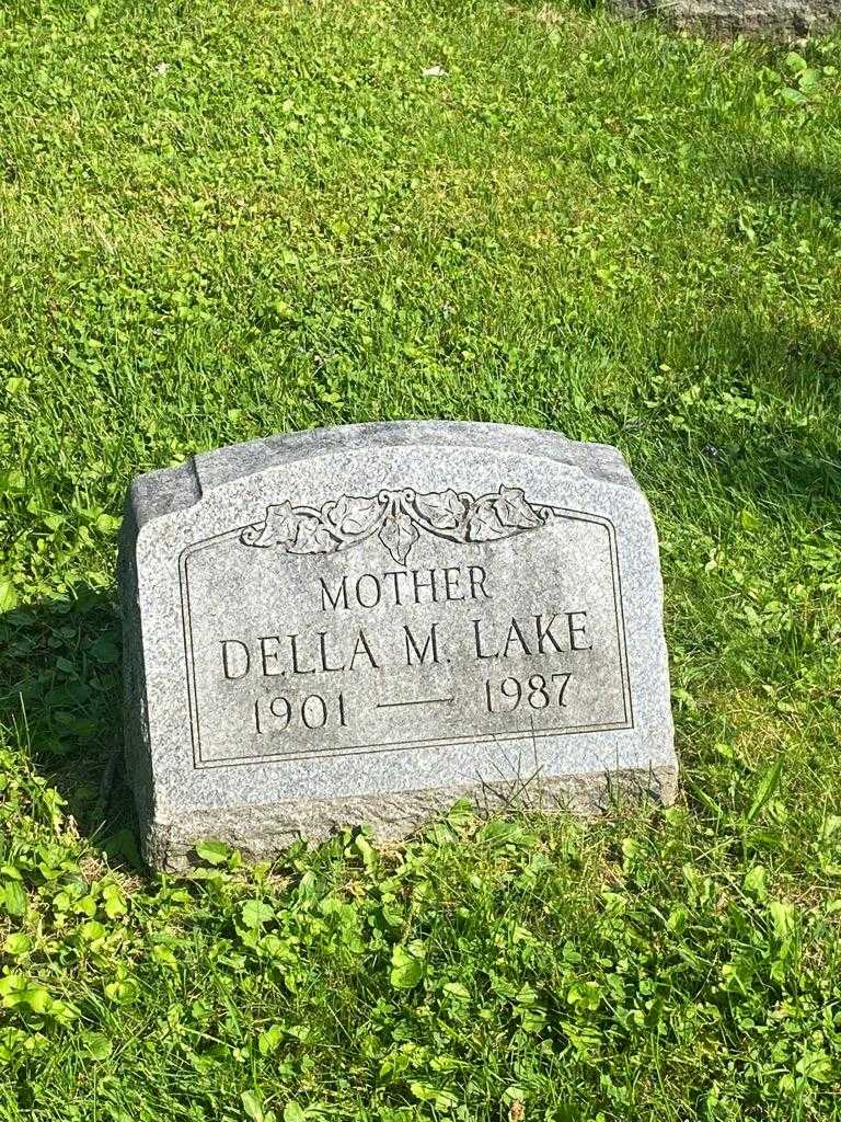 Della M. Lake's grave. Photo 3