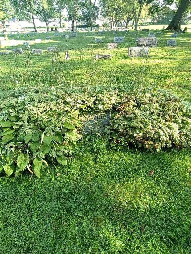 Mary F. Missoff's grave. Photo 1