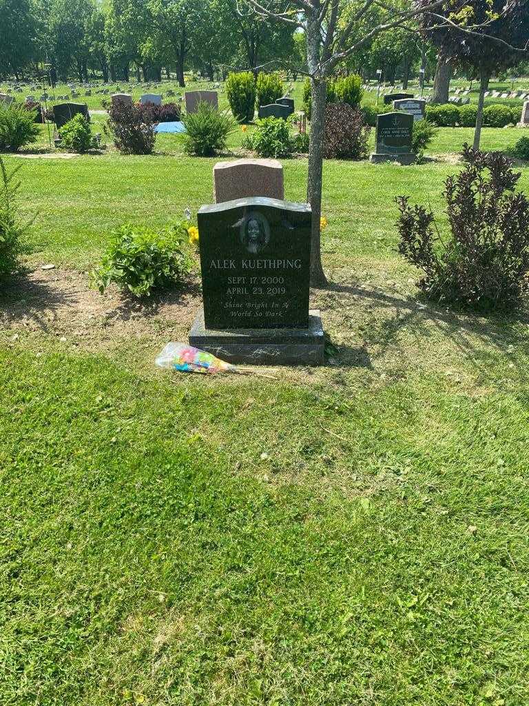 Alek Kuethping's grave. Photo 3