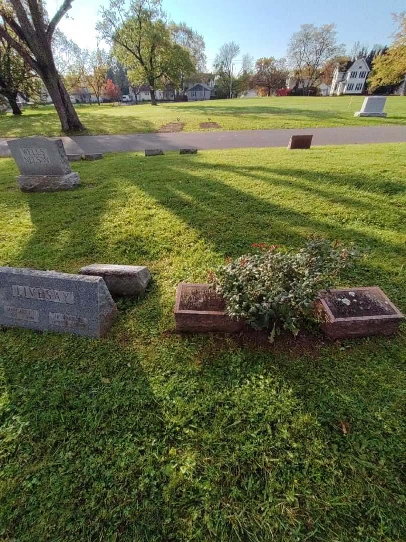 Gertrude M. Mulholland's grave. Photo 2